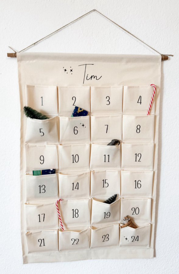 Stoff-Adventskalender mit Namen | Dezentes Design & Zahlen in Schwarz