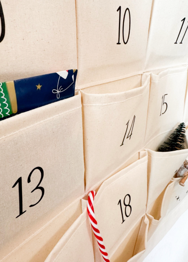 Stoff-Adventskalender mit Namen | Dezentes Design & Zahlen in Schwarz