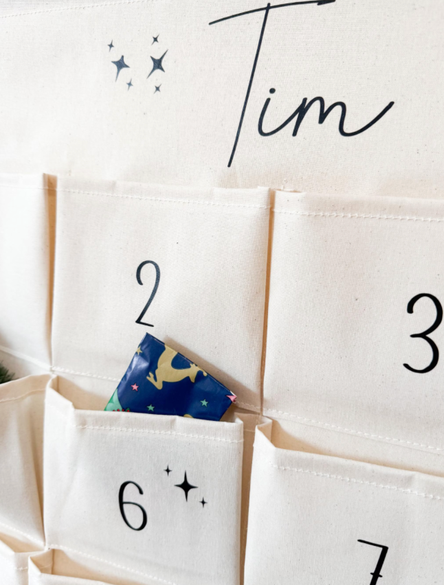 Stoff-Adventskalender mit Namen | Dezentes Design & Zahlen in Schwarz