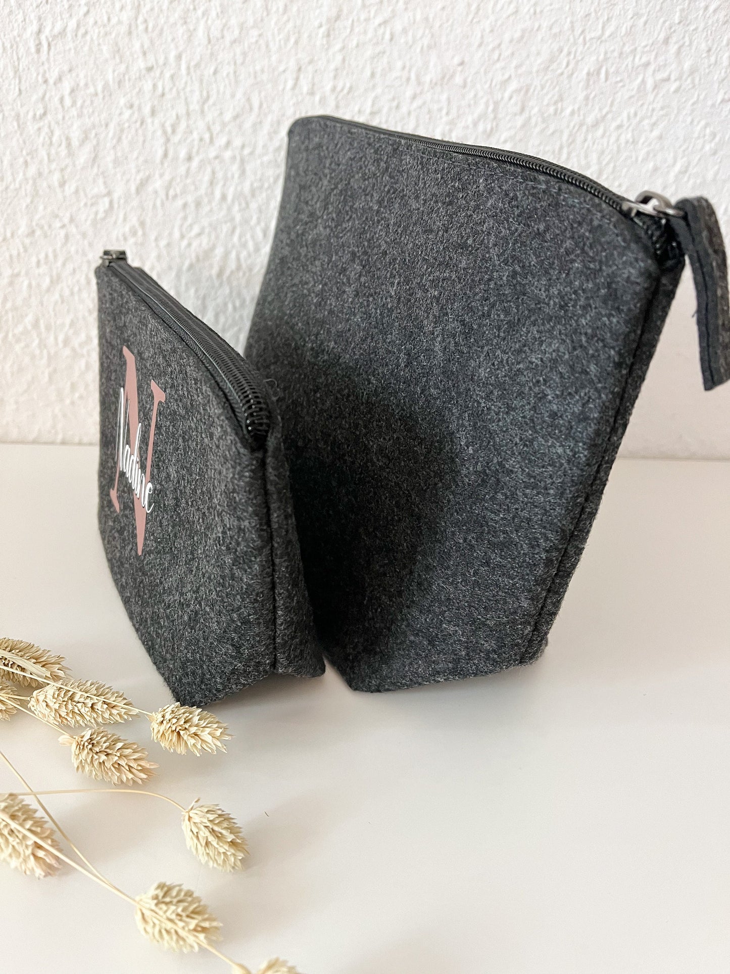 Kosmetiktasche Filz | Kosmetikbeutel mit Namen Initialen personalisiert | Geschenkidee | Kulturbeutel | Filztasche mit Name