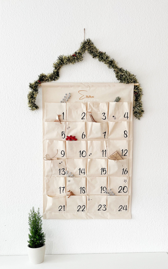 Personalisierter Adventskalender aus Stoff mit Zahlen in Schwarz und Name – zum Aufhängen und Befüllen
