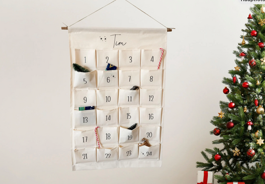 Stoff-Adventskalender mit Namen | Dezentes Design & Zahlen in Schwarz