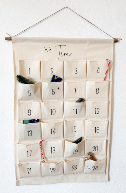 Stoff-Adventskalender mit Namen | Dezentes Design & Zahlen in Schwarz