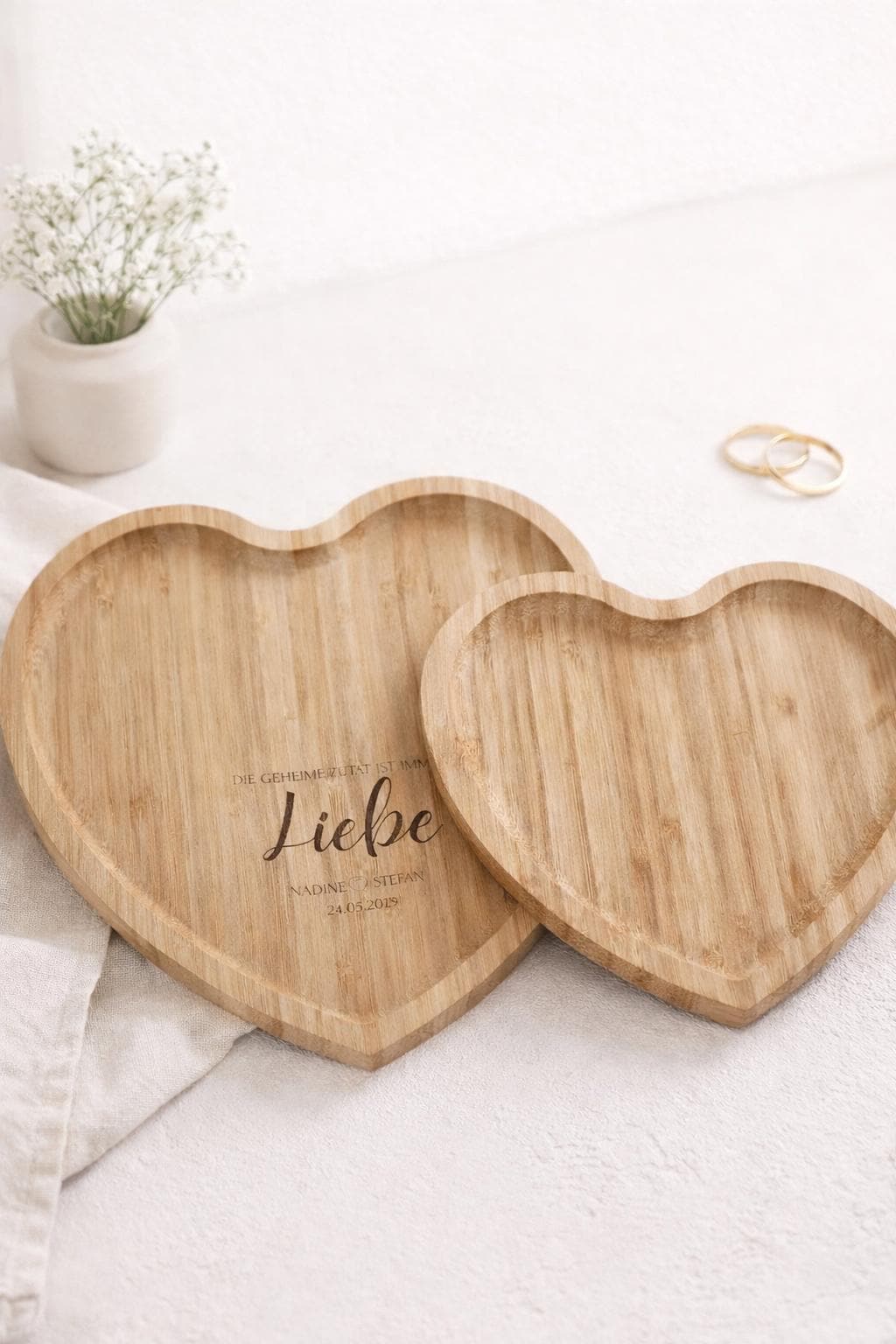 Bambus Herz Tablett graviert  Personalisiertes Hochzeitsgeschenk Paar  Frühstückstablett Herzform  Geschenk Liebe  Wunschtext optional