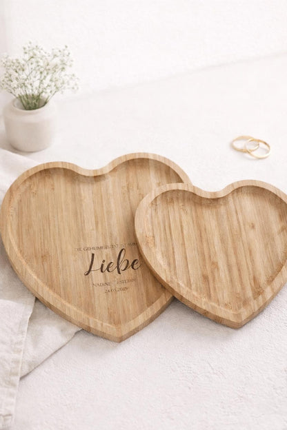 Bambus Herz Tablett graviert  Personalisiertes Hochzeitsgeschenk Paar  Frühstückstablett Herzform  Geschenk Liebe  Wunschtext optional