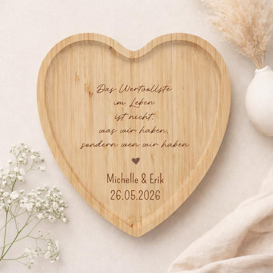 Bambus Herz Tablett graviert  Personalisiertes Hochzeitsgeschenk Paar  Frühstückstablett Herzform  Geschenk Liebe  Wunschtext optional