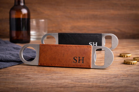 Personalisierter Flaschenöffner Leder  Gravur Geschenk Männer  Bieröffner Edelstahl individuell  Vatertag Geschenk Papa Freund