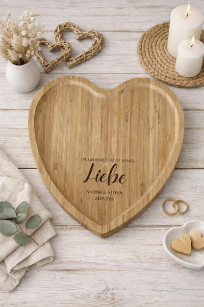 Bambus Herz Tablett graviert  Personalisiertes Hochzeitsgeschenk Paar  Frühstückstablett Herzform  Geschenk Liebe  Wunschtext optional