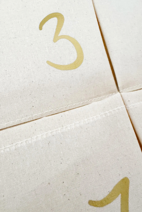 nachhaltiger Adventskalender mit Zahlen in Wunschfarbe – handmade